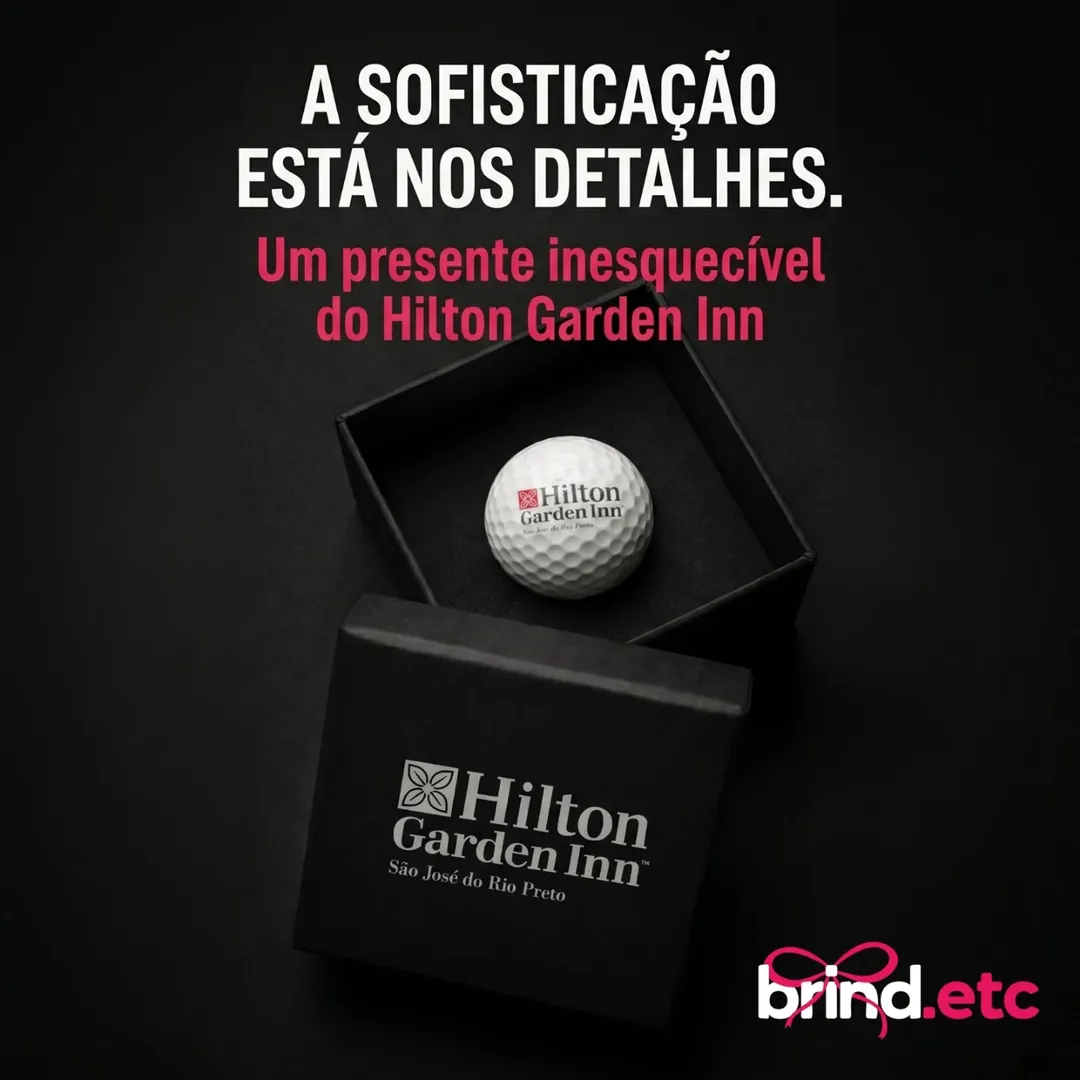 A sofisticação está nos detalhes. ✨Quando o Hilton Garden Inn São José do Rio Preto nos procurou, o desafio era claro: criar uma lembrança corporativa que fosse verdadeiramente inesquecível. Algo que os clientes não apenas recebessem, mas que fizessem questão de guardar.A resposta foi essa collab exclusiva. Desenvolvemos uma caixa premium preta empastada, com o logotipo aplicado em silk branco na tampa, garantindo um contraste minimalista e elegante. Dentro, o grande destaque: uma bola de golfe oficial personalizada com a marca do hotel. 🏌️‍♂️O resultado? Um brinde que transcende o convencional. Tornou-se um objeto de desejo, feito para usar, levar junto e expor. E, ao ser exposto, a marca do hotel ganha as atenções de forma natural e sofisticada.Essa é uma parceria baseada em extrema confiança e que nos deixou orgulhosos do início ao fim. Nosso muito obrigado ao Hilton Garden Inn São José do Rio Preto pela oportunidade de transformar essa ideia em realidade.💥 Quer fazer como o Hilton e encantar seus clientes, convidados ou parceiros com soluções personalizadas de alto padrão? Entre em contato com a Brind.etc via Direct ou pelo link na bio e descubra como podemos elevar o posicionamento da sua marca. Espero por você! by @brind.etc